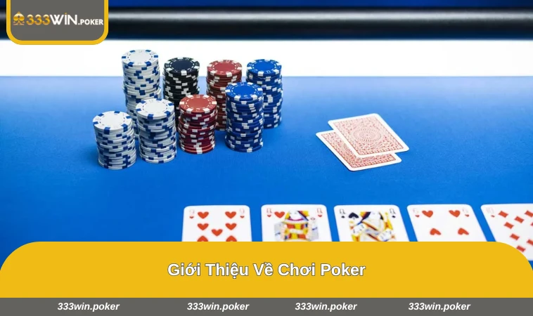 Một bàn poker với người chơi cân nhắc hành động tiếp theo