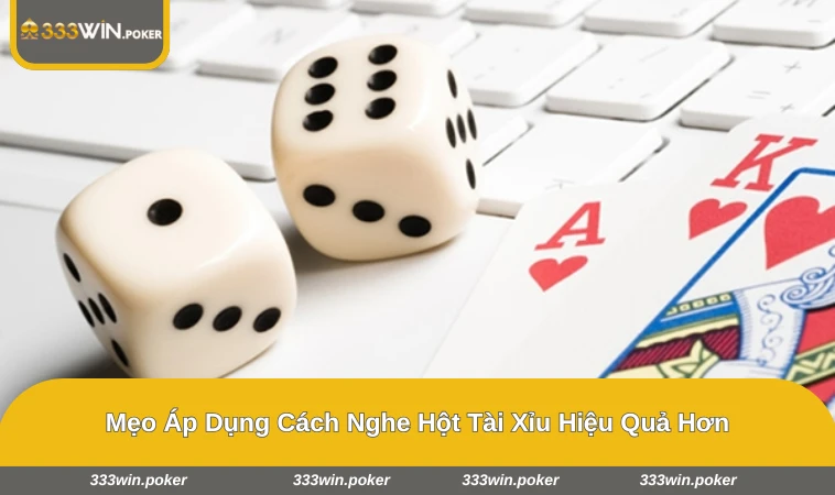 Người chơi nghiêng tai và quan sát chén tài xỉu